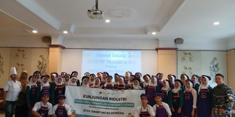 Siswa MAN 4 Sleman Kunjungi Pabrik Roti Ganep di Solo