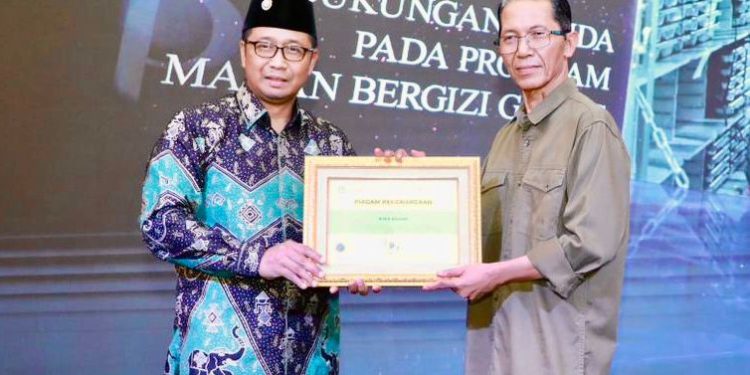 Amsakar Achmad Terima Penghargaan atas Dukungan Program Makan Bergizi Gratis
