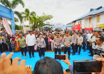 Kapolri dan Ketua Komisi IV DPR Salurkan Bantuan ke Korban Bencana di Tapanuli Tengah