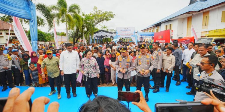 Kapolri dan Ketua Komisi IV DPR Salurkan Bantuan ke Korban Bencana di Tapanuli Tengah