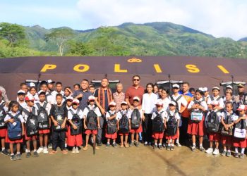 Wakapolda NTT Kunjungi SMP Negeri 48 Sa Ate Gaikiu, Berikan Bantuan dan Dirikan Kelas Darurat