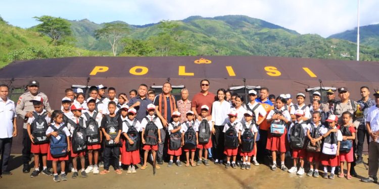 Wakapolda NTT Kunjungi SMP Negeri 48 Sa Ate Gaikiu, Berikan Bantuan dan Dirikan Kelas Darurat