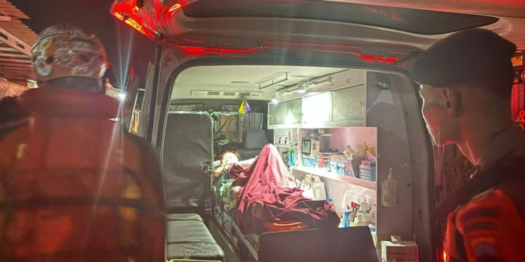 Evakuasi Warga Sakit di Tembalang oleh Satbrimob Polda Jateng Saat Banjir