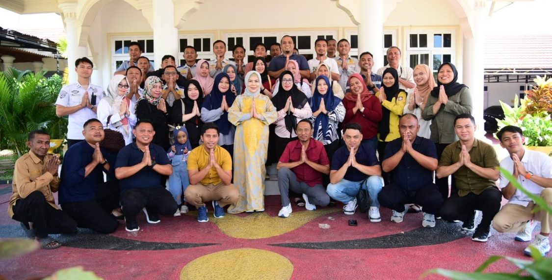 Wakil Gubernur Gorontalo Bagikan “Uang Ayam” Menjelang Ramadan