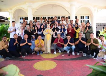 Wakil Gubernur Gorontalo Bagikan “Uang Ayam” Menjelang Ramadan