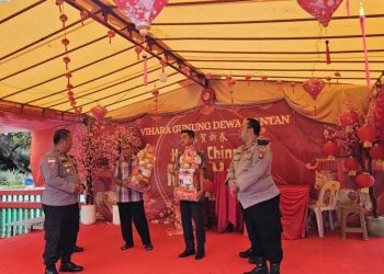 Polres Anambas Berikan Bingkisan Imlek kepada Pengurus Vihara