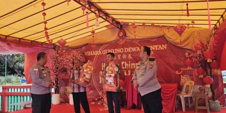 Polres Anambas Berikan Bingkisan Imlek kepada Pengurus Vihara