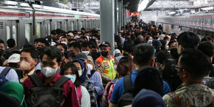 Penurunan Kelas Menengah di Indonesia dan Tantangan Lapangan Kerja