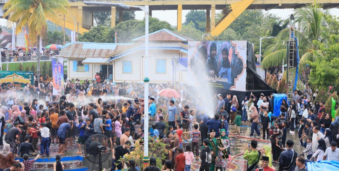 Wali Kota Pekanbaru Rayakan Tradisi Petang Belimau Bersama Warga