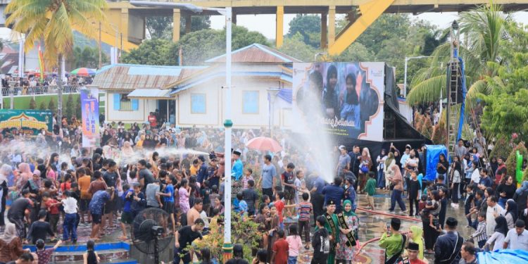 Wali Kota Pekanbaru Rayakan Tradisi Petang Belimau Bersama Warga