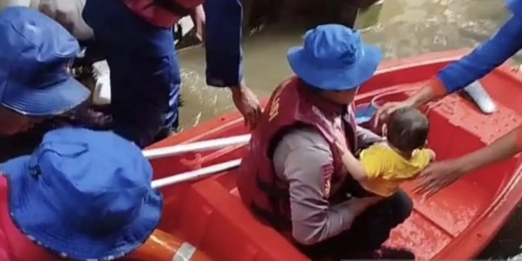 Ditpolairud Polda Metro Jaya Evakuasi Warga Kebon Pala yang Terendam Banjir