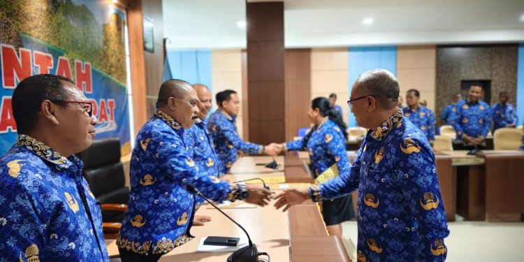 Wakil Bupati Raja Ampat Tekankan Pentingnya Koordinasi dalam Sertijab Eselon II