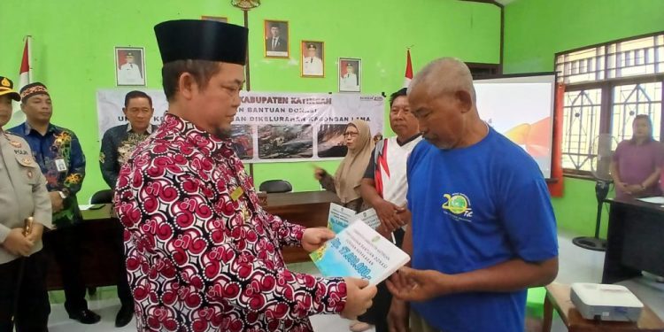 Bupati Katingan Serahkan Bantuan untuk Korban Kebakaran di Kasongan Lama