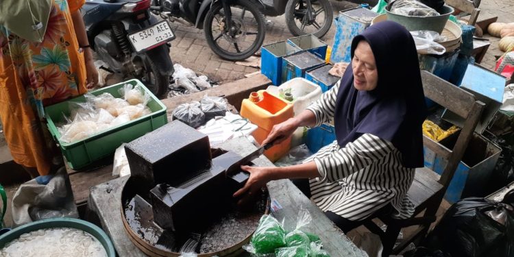Pedagang Cincau dan Kolang-kaling di Pasar Sido Makmur Blora Ramai Pembeli