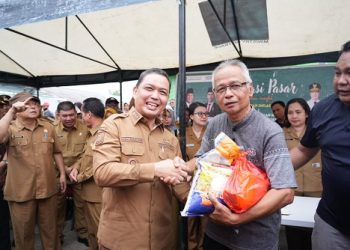 Gubernur Kalbar Pastikan Ketersediaan dan Harga Terjangkau di Pasar Murah Sintang