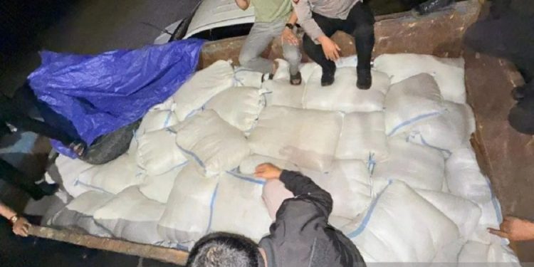 Polresta Samarinda Berhasil Gagalkan Distribusi 10 Ton Miras, 12 Orang Ditahan