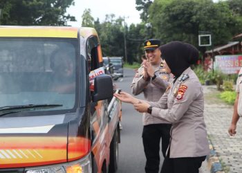 Polda Bengkulu Bagikan Takjil Gratis untuk Jalin Kedekatan dengan Masyarakat