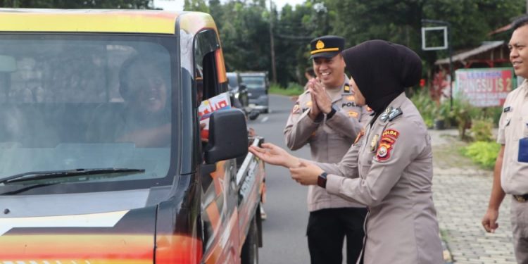Polda Bengkulu Bagikan Takjil Gratis untuk Jalin Kedekatan dengan Masyarakat