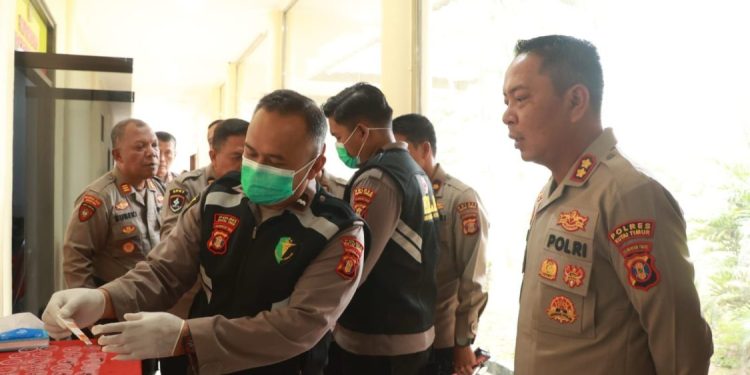 Kapolres Kutai Timur dan Pejabat Utama Jalani Tes Urine Mendadak