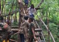 Brimob Polda NTT Bangun Jembatan Darurat untuk Mempermudah Akses Sekolah