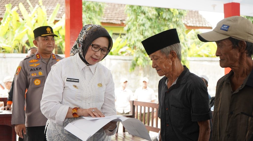 Pemkab Lumajang Salurkan Dana Tunggu Hunian bagi Korban Semeru