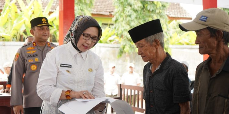 Pemkab Lumajang Salurkan Dana Tunggu Hunian bagi Korban Semeru