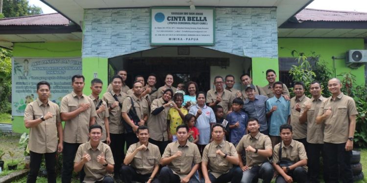 Satgas Damai Cartenz 2026 Salurkan Bantuan Sosial di Mimika