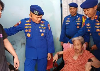Polairud Polda Metro Jaya Salurkan Bantuan Kursi Roda untuk Lansia di Jakarta Utara
