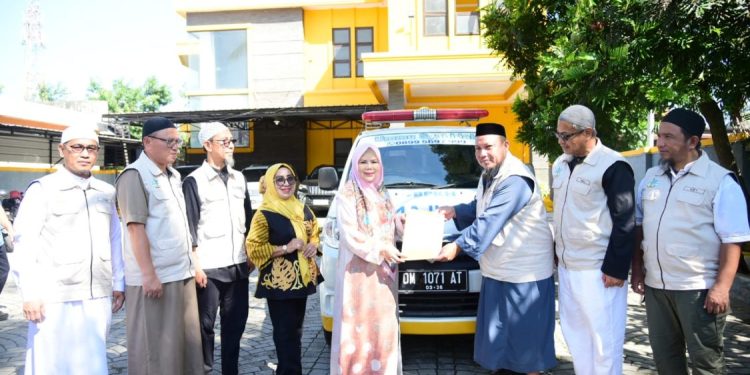 Wakil Gubernur Gorontalo Serahkan Ambulans untuk Wahdah Islamiyah
