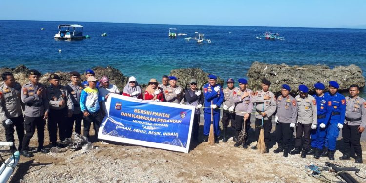 DKP Gorontalo dan Polairud Gelar Aksi Bersih Pantai di Desa Olele