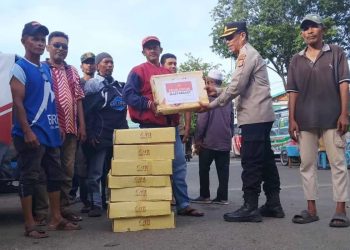 Polda Aceh Distribusikan 2.700 Kg Kurma untuk Masyarakat