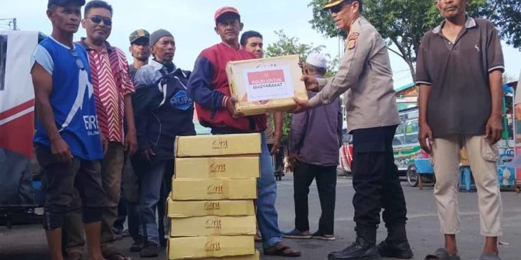 Polda Aceh Distribusikan 2.700 Kg Kurma untuk Masyarakat