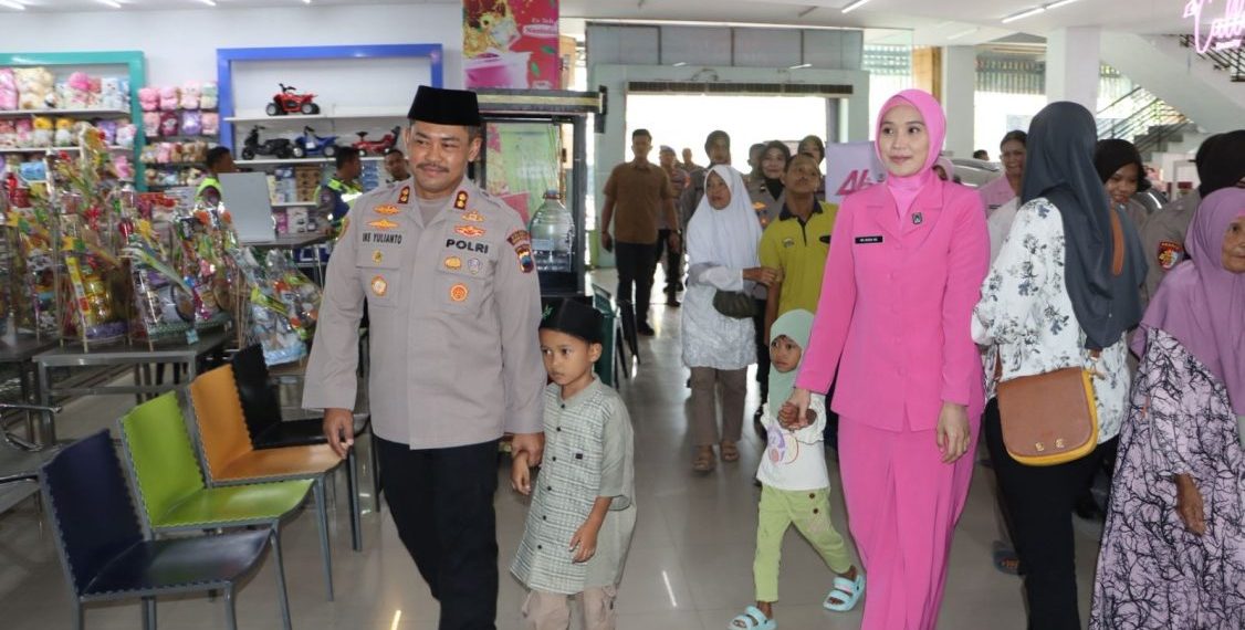 Kapolres Grobogan Berikan Kebahagiaan Lebaran bagi Anak Yatim dan Lansia