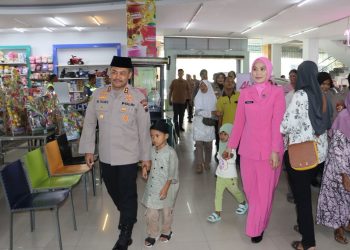 Kapolres Grobogan Berikan Kebahagiaan Lebaran bagi Anak Yatim dan Lansia