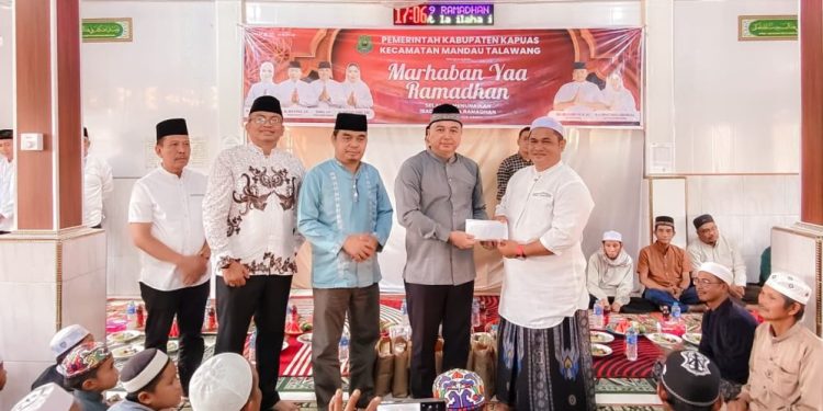 Wakil Bupati Kapuas Berikan Bantuan Hibah di Desa Jakatan Masaha