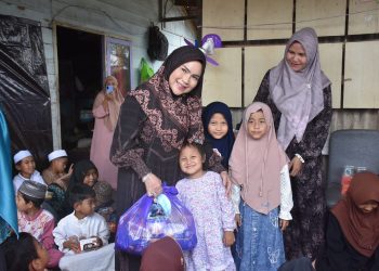 Ketua TP PKK Kapuas Berbagi Sembako dan Takjil untuk Anak Yatim