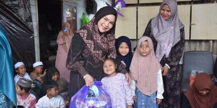 Ketua TP PKK Kapuas Berbagi Sembako dan Takjil untuk Anak Yatim