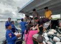 Polairud Polda NTT Sebar Takjil di Pesisir dan Laut Selama Ramadan