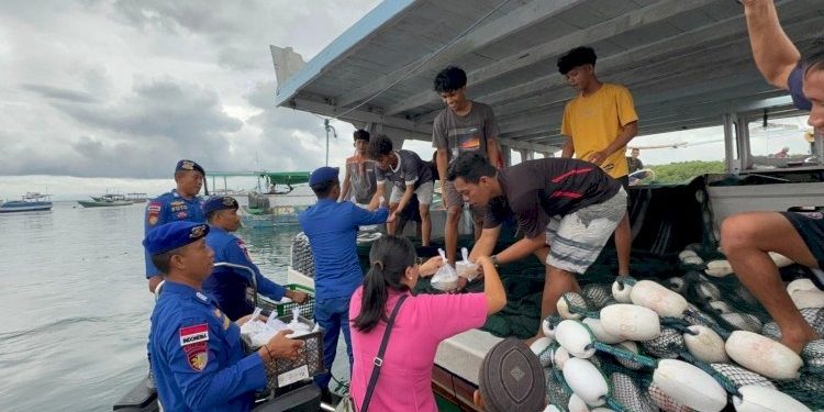 Polairud Polda NTT Sebar Takjil di Pesisir dan Laut Selama Ramadan