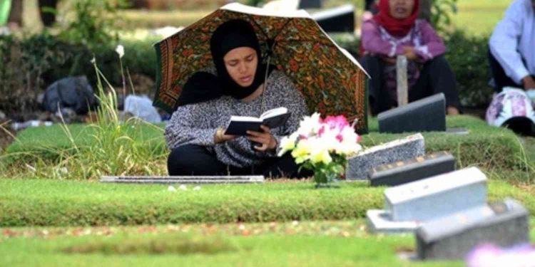 Ilustrasi gambar ziarah kubur sebelum lebaran