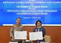 Kapolda DIY Anggoro Sukartono, S.I.K., bersama Rektor Universitas Gadjah Mada Prof. dr. Ova Emilia, M.Med.Ed., Sp.OG(K), Ph.D., menunjukkan dokumen perjanjian kerja sama pembangunan Pusat Studi Kepolisian usai penandatanganan di Yogyakarta, Rabu (4/3/2026)
