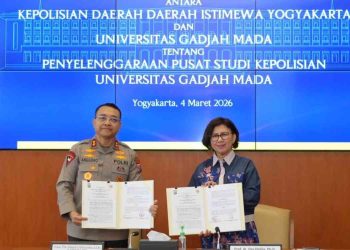 Kapolda DIY Anggoro Sukartono, S.I.K., bersama Rektor Universitas Gadjah Mada Prof. dr. Ova Emilia, M.Med.Ed., Sp.OG(K), Ph.D., menunjukkan dokumen perjanjian kerja sama pembangunan Pusat Studi Kepolisian usai penandatanganan di Yogyakarta, Rabu (4/3/2026)