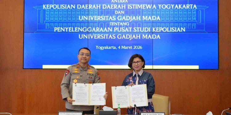Kapolda DIY Anggoro Sukartono, S.I.K., bersama Rektor Universitas Gadjah Mada Prof. dr. Ova Emilia, M.Med.Ed., Sp.OG(K), Ph.D., menunjukkan dokumen perjanjian kerja sama pembangunan Pusat Studi Kepolisian usai penandatanganan di Yogyakarta, Rabu (4/3/2026)