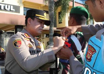 Kapolres Bantul menyematkan pita tanda dimulainya Operasi Ketupat Progo 2026 kepada perwakilan personel saat Apel Gelar Pasukan di halaman Mapolres Bantul, Kamis (12/3/2026). Apel tersebut digelar untuk memastikan kesiapan personel gabungan dalam mengamankan arus mudik dan perayaan Idul Fitri 1447 Hijriah di wilayah Kabupaten Bantul.