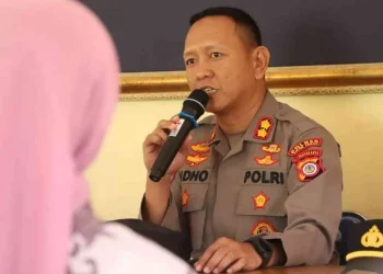 Kapolres Kulonprogo AKBP Ridho Hidayat, S.H., S.I.K. menyampaikan sambutan saat kegiatan sambang dan silaturahmi kamtibmas dalam program “Dari Desa Negeri Dijaga” bersama perangkat kalurahan, tokoh masyarakat, dan Jagawarga di wilayah Kabupaten Kulonprogo, Rabu (11/3/2026).