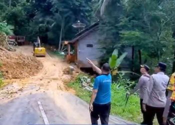 Kapolres Kulonprogo AKBP Ridho Hidayat bersama jajaran meninjau langsung lokasi tanah longsor di Jalan Tegalsari–Klepu Km 43, Kokap, Sabtu (28/02/2026). Petugas melakukan pengecekan material longsor dan memastikan proses pembersihan berjalan aman, sementara akses jalan sempat dibatasi guna mencegah risiko longsor susulan.