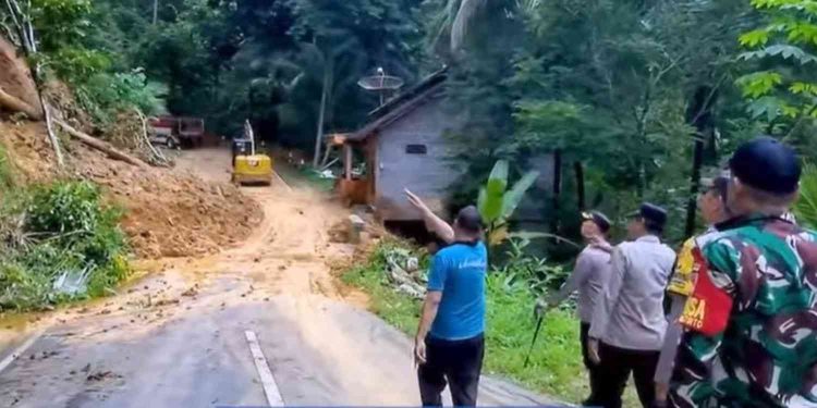 Kapolres Kulonprogo AKBP Ridho Hidayat bersama jajaran meninjau langsung lokasi tanah longsor di Jalan Tegalsari–Klepu Km 43, Kokap, Sabtu (28/02/2026). Petugas melakukan pengecekan material longsor dan memastikan proses pembersihan berjalan aman, sementara akses jalan sempat dibatasi guna mencegah risiko longsor susulan.