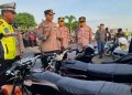 Kapolres Kulonprogo AKBP Ridho Hidayat memberikan imbauan langsung kepada pengendara saat memimpin patroli subuh KRYD di kawasan JJLS Jembatan Kabanaran, Minggu (1/3/2026).