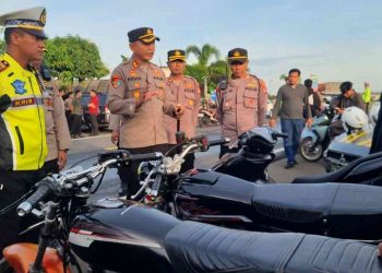 Kapolres Kulonprogo AKBP Ridho Hidayat memberikan imbauan langsung kepada pengendara saat memimpin patroli subuh KRYD di kawasan JJLS Jembatan Kabanaran, Minggu (1/3/2026).