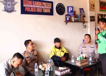 Kapolres OKU Timur AKBP Adik Listiyono bersama jajaran dan komunitas driver ojek online saat peresmian Kedai Kando Presisi di Desa Kotabaru Selatan, Martapura, Selasa (31/3/2026). Kegiatan ini menjadi wadah kolaborasi Polri dan ojol dalam menyampaikan pesan kamtibmas serta meningkatkan pelayanan kepada masyarakat.